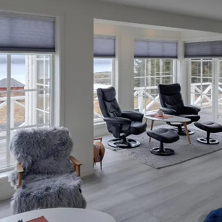 4 Bedroom Cozy In Hol I Tjeldsund Holiday home Dragland