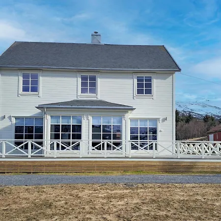 4 Bedroom Cozy In Hol I Tjeldsund Holiday home *
