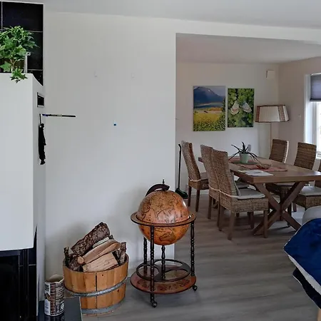 4 Bedroom Cozy In Hol I Tjeldsund Holiday home *