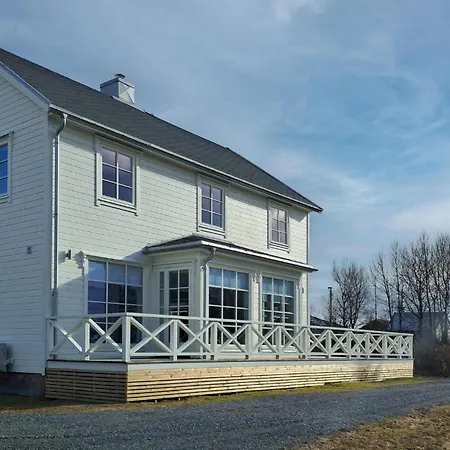 4 Bedroom Cozy In Hol I Tjeldsund Holiday home Dragland