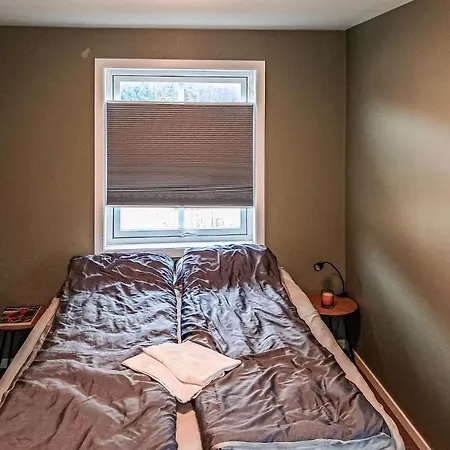 4 Bedroom Cozy In Hol I Tjeldsund بيت للعطل *