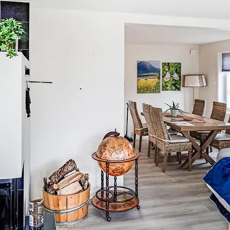 4 Bedroom Cozy In Hol I Tjeldsund بيت للعطل *